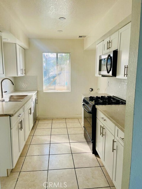 16770 San Bernardino Ave in Fontana, CA - Foto de edificio - Building Photo