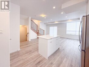 16 Lytham Grn Cir in Newmarket, ON - Building Photo - Building Photo