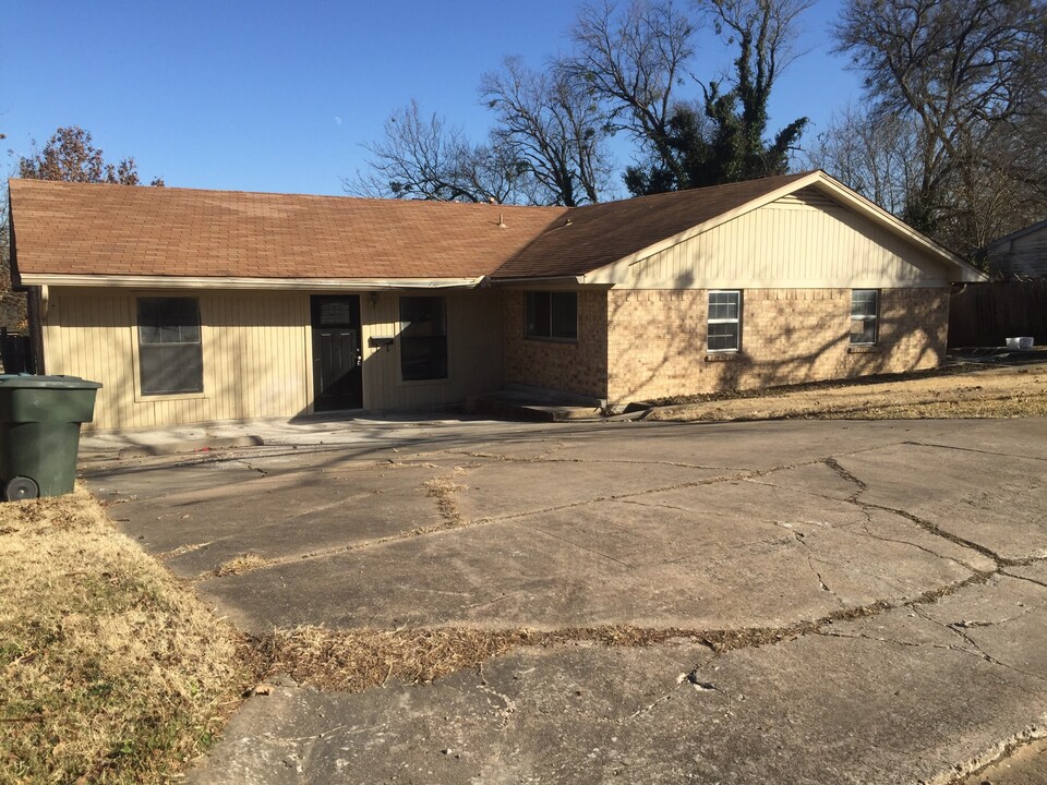 409 N Carl St in Sherman, TX - Building Photo