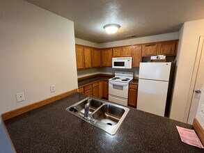 239 NW Greenwood Ave in Redmond, OR - Building Photo - Building Photo