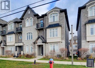 2285 Khalsa Gate in Oakville, ON - Building Photo - Building Photo