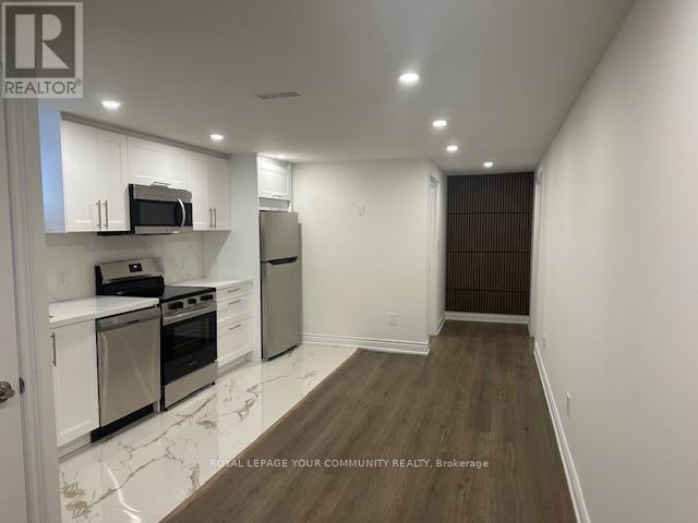 275 Betty Ann Dr in Toronto, ON - Building Photo