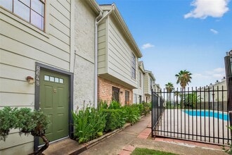 8650 Victorian Village Dr in Houston, TX - Building Photo - Building Photo