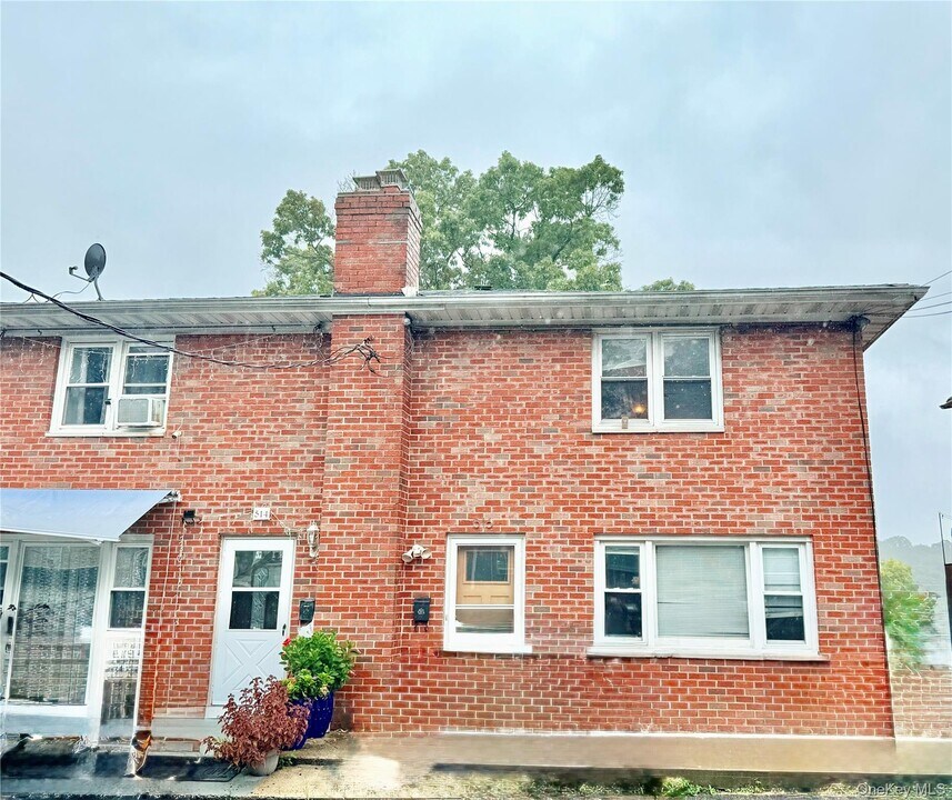 516 McLean Ave in Yonkers, NY - Building Photo