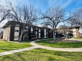 5S070 Pebblewood Ln in Naperville, IL - Building Photo