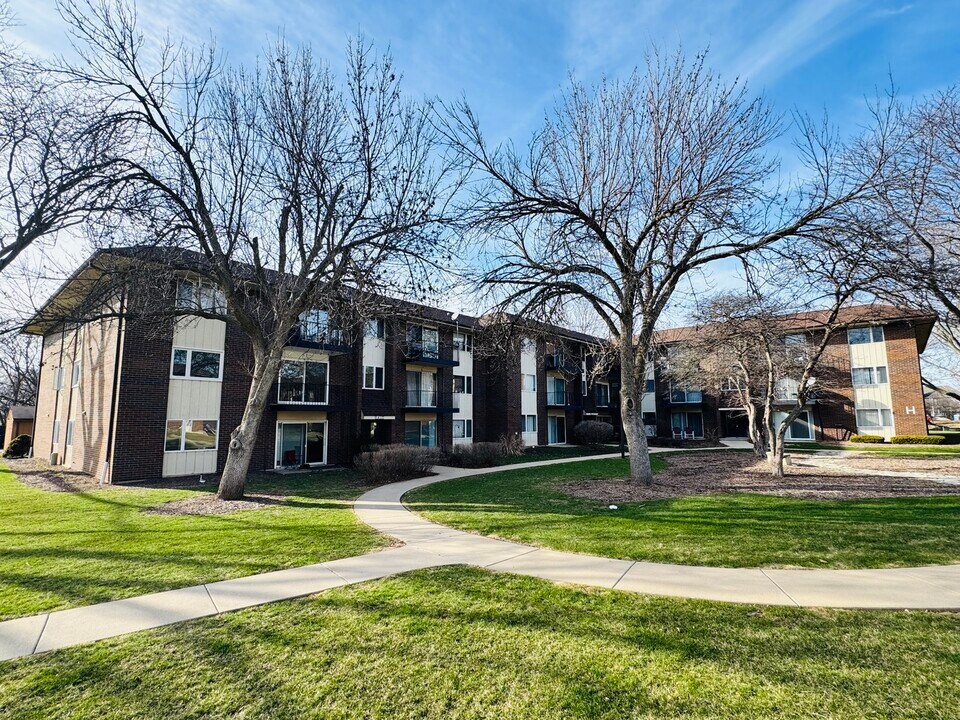 5S070 Pebblewood Ln in Naperville, IL - Building Photo