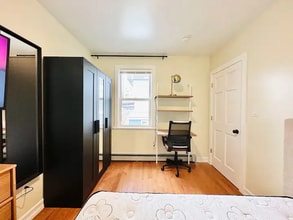 Furnished room/NOT APARTMENT, Unit 2 in Queens, NY - Foto de edificio - Building Photo