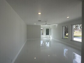 230 Annapolis Ln in Rotonda West, FL - Building Photo