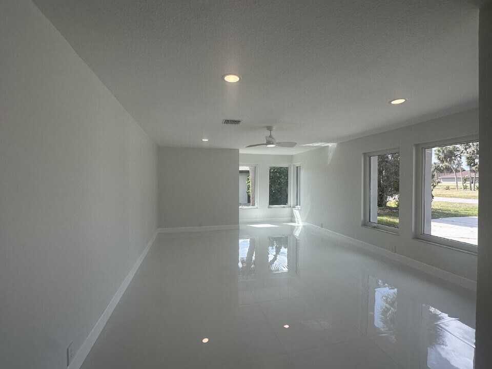 230 Annapolis Ln in Rotonda West, FL - Foto de edificio