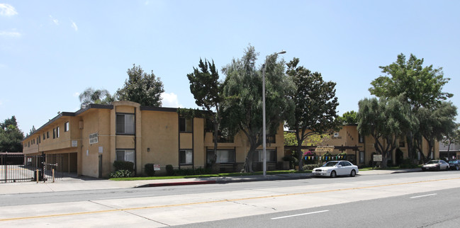 Olive Tree Apartments in Covina, CA - Foto de edificio - Building Photo