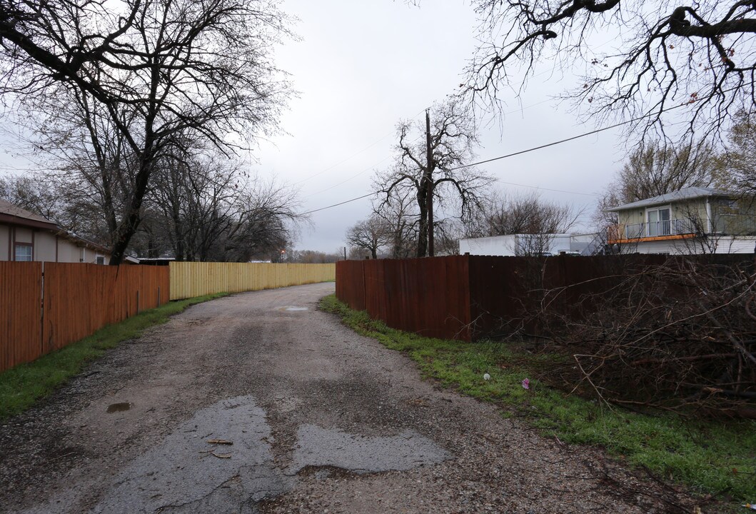 1030 E Shady Grove Rd in Irving, TX - Building Photo