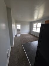 7061 Elmhurst St, Unit FL 2 in Detroit, MI - Foto de edificio - Building Photo