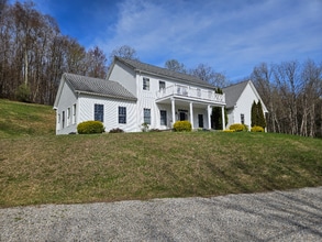 52 Pond Brook Rd in Newtown, CT - Building Photo - Building Photo