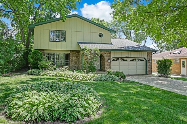 property at 5631 S Elm St