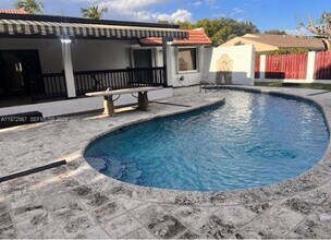 7240 SW 58th St in Miami, FL - Building Photo - Building Photo