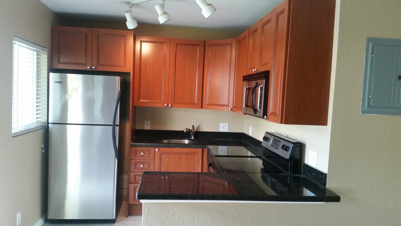 2655 NE 8th Ave, Unit 105 in Wilton Manors, FL - Building Photo