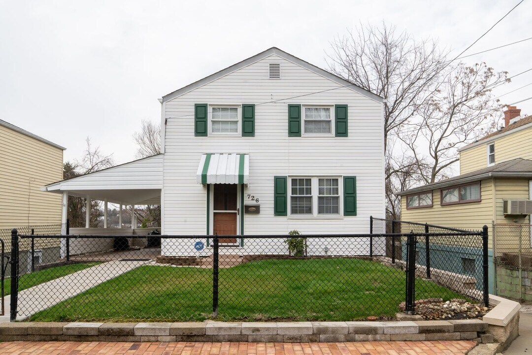 726 Hestor Dr in Pittsburgh, PA - Building Photo