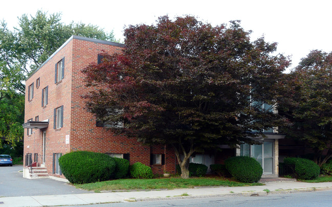 Celeste Apartments in Reading, MA - Foto de edificio - Building Photo