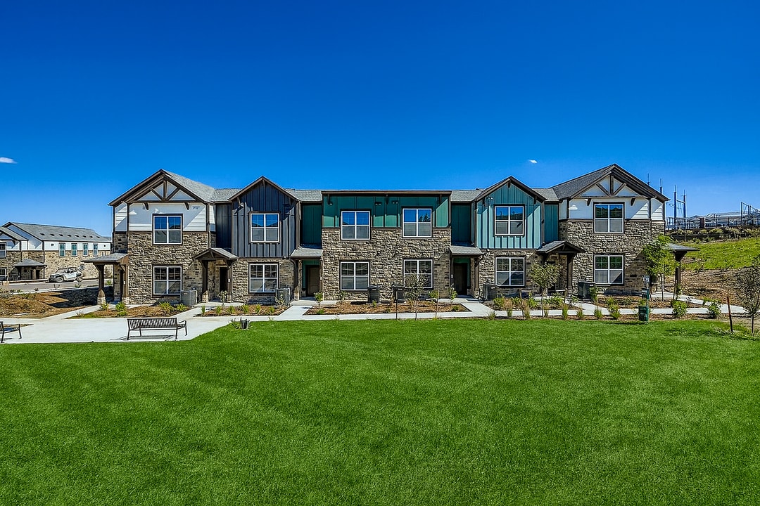 The Artifact Townhomes in Aurora, CO - Foto de edificio