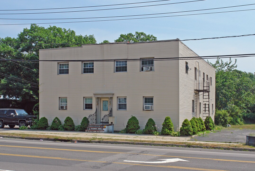 1550 Montauk Hwy in Mastic, NY - Building Photo
