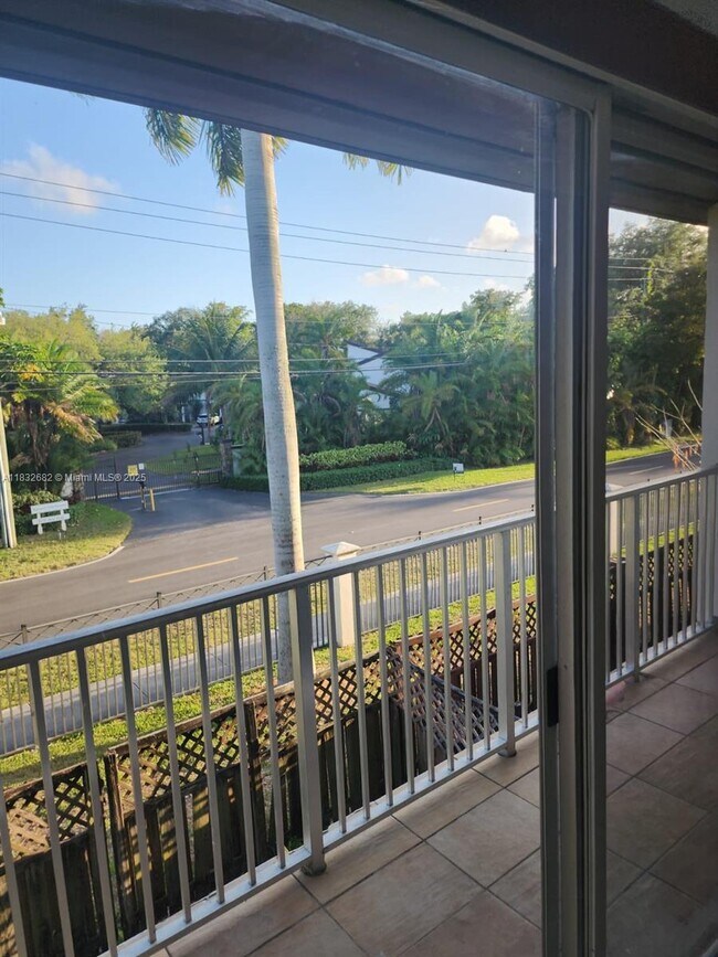 8475 SW 94th St in Miami, FL - Foto de edificio - Building Photo