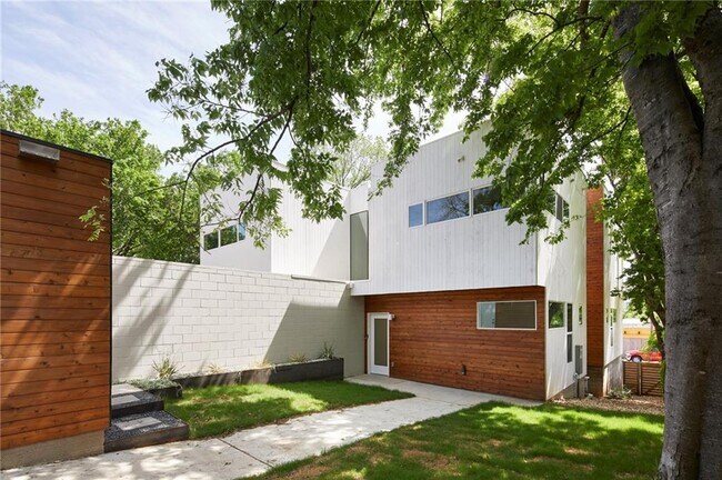 2016 Jesse E. Segovia St in Austin, TX - Building Photo - Building Photo