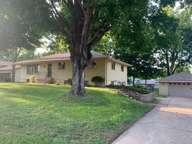 21608 Ahlstrom Rd in Rogers, MN - Foto de edificio - Building Photo