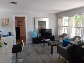 846 Selkirk St in West Palm Beach, FL - Building Photo - Building Photo