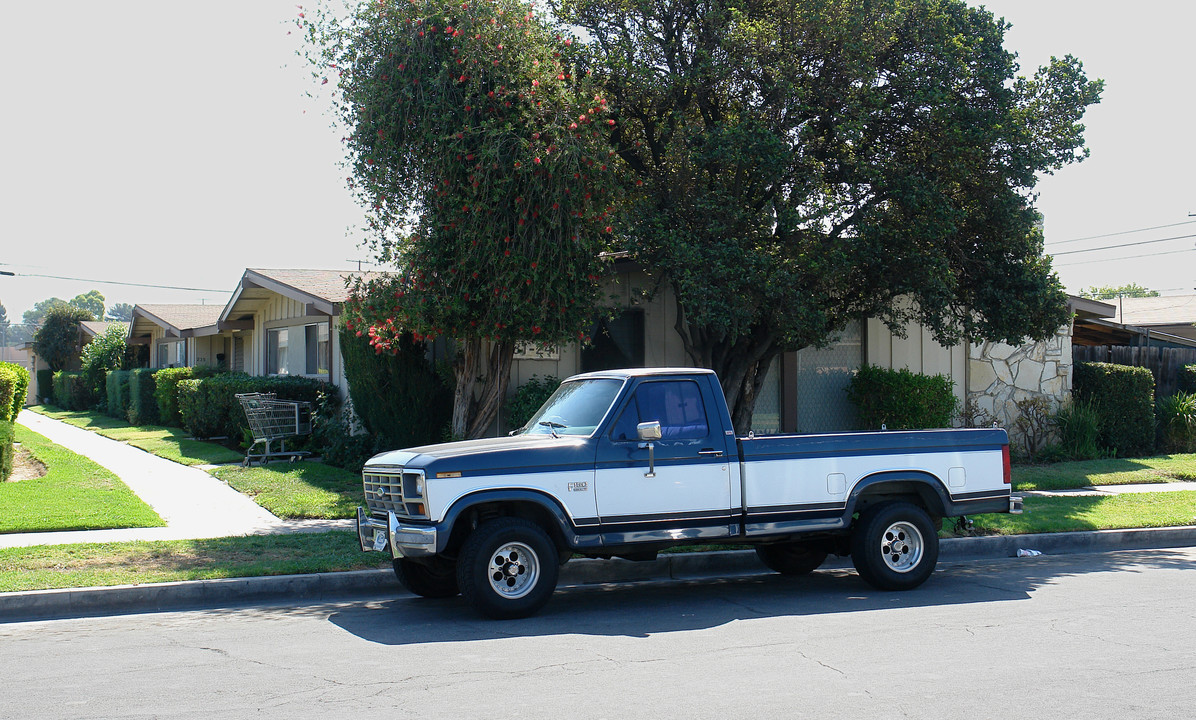 231-241 N Holly St in Orange, CA - Building Photo