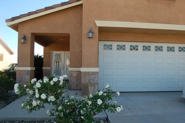 17565 Owen St in Fontana, CA - Building Photo - Building Photo