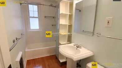 184 Saint Paul St, Unit 1 in Brookline, MA - Foto de edificio - Building Photo