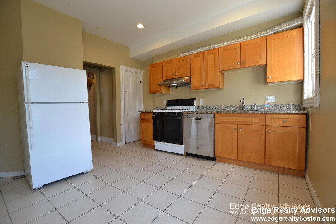 4 Haskell St, Unit 3 in Boston, MA - Building Photo