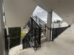 14155 SW 87th St in Miami, FL - Foto de edificio - Building Photo