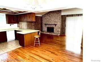 13770 White Cap Dr in Sterling Heights, MI - Building Photo - Building Photo