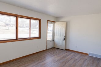 417 Watrous Ave in Des Moines, IA - Foto de edificio - Building Photo