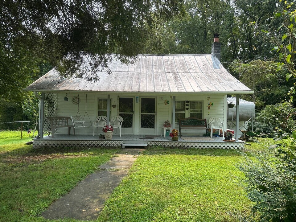 25 Sugar Hollow Ln in Fall Branch, TN - Building Photo