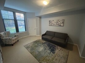 1021 N Garfield St, Unit 114 in Arlington, VA - Building Photo