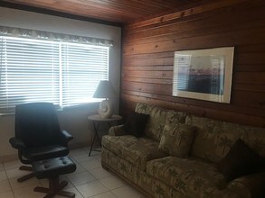 146 Coral Ave-Unit -B in Redington Shores, FL - Building Photo - Building Photo