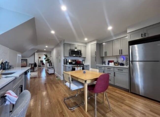 18 Colberg Ave, Unit 3 in Boston, MA - Foto de edificio - Building Photo