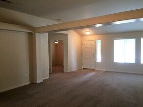 5801 Roscomare St in Bakersfield, CA - Building Photo - Building Photo