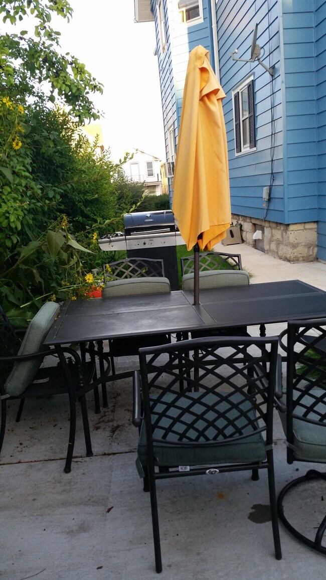 1668 N Van Buren St, Unit Lower Unit in Milwaukee, WI - Building Photo - Building Photo