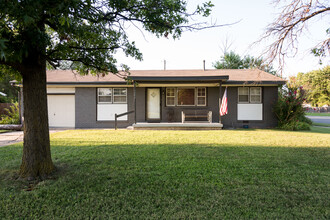 7200 W 12th St N in Wichita, KS - Foto de edificio - Building Photo