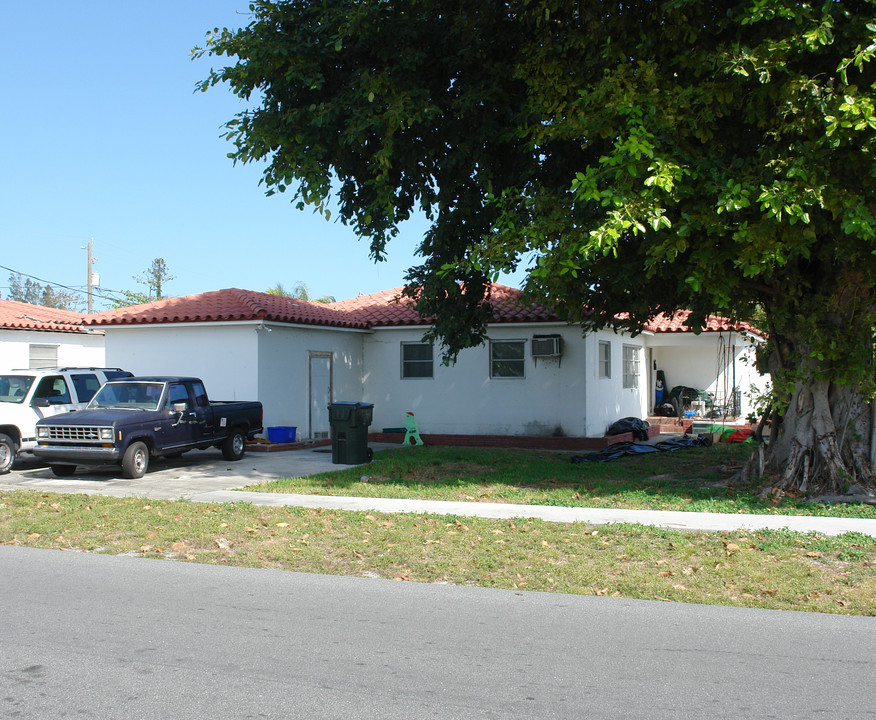 270-272 SW 14th St in Dania Beach, FL - Foto de edificio