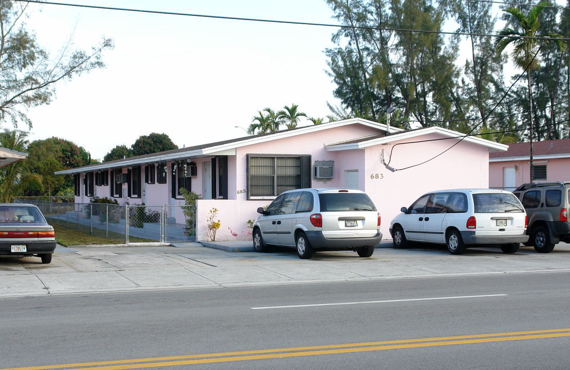 683 E 21st St in Hialeah, FL - Building Photo