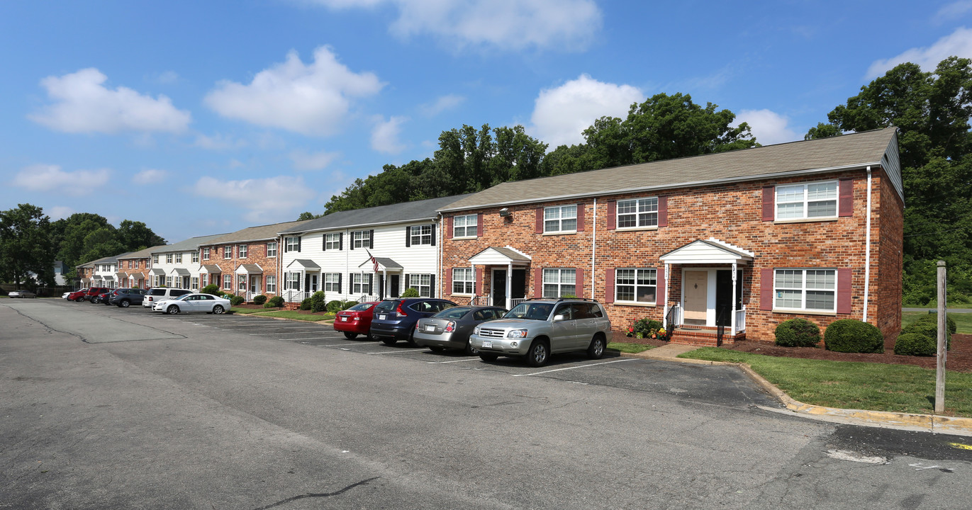 Camelot Townhomes in Richmond, VA - Foto de edificio