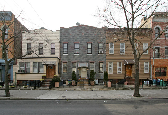 214 Saint Nicholas Ave in Brooklyn, NY - Building Photo - Building Photo