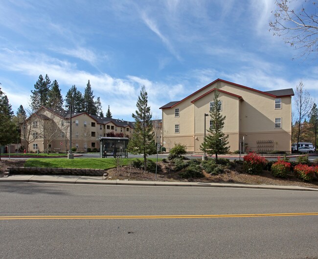 Cottonwood Senior Apartments in Placerville, CA - Foto de edificio - Building Photo