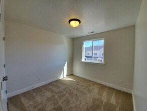 4327 W Hemsley Ln in Herriman, UT - Building Photo - Building Photo