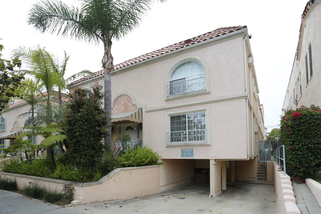 215 S Doheny Dr in Beverly Hills, CA - Building Photo