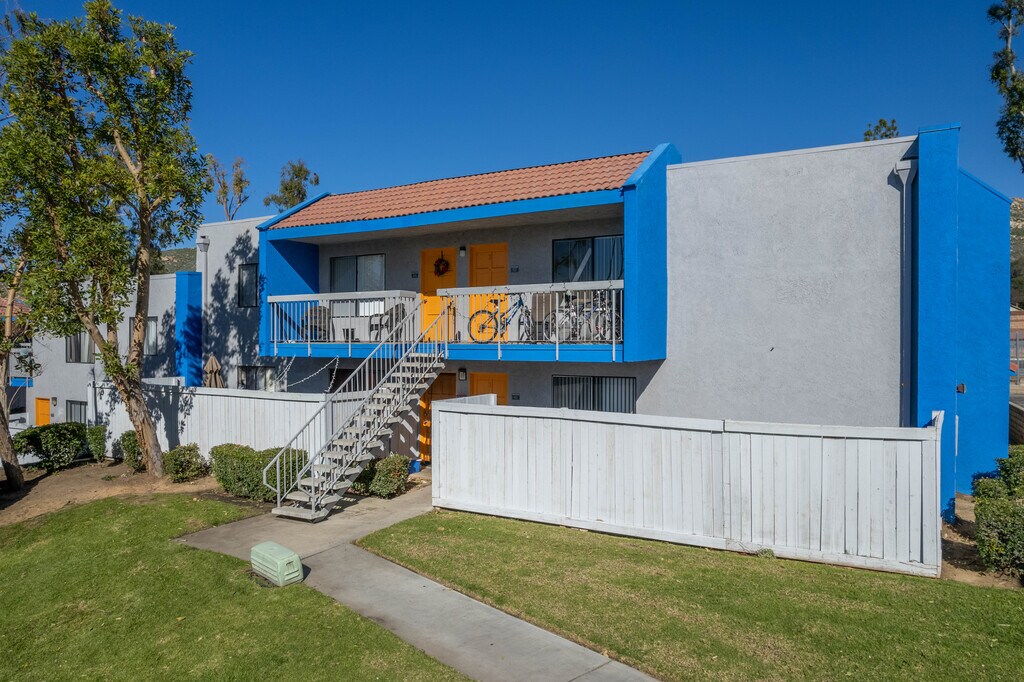 Falcon Pointe Apartments in Riverside, CA